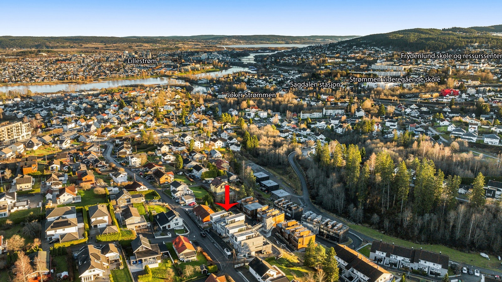 Området gir mulighet for offentlig kommunikasjon via buss og tog, hvorav nærmeste holdeplass er Stav bussholdeplass ca 3 min gåavstand (tar ca 6 min til Lillestrøm by med bussen), og 12 min til Sagdalen togstasjon. Det tar ca. 25 minutter med toget inn ti Galleribilde