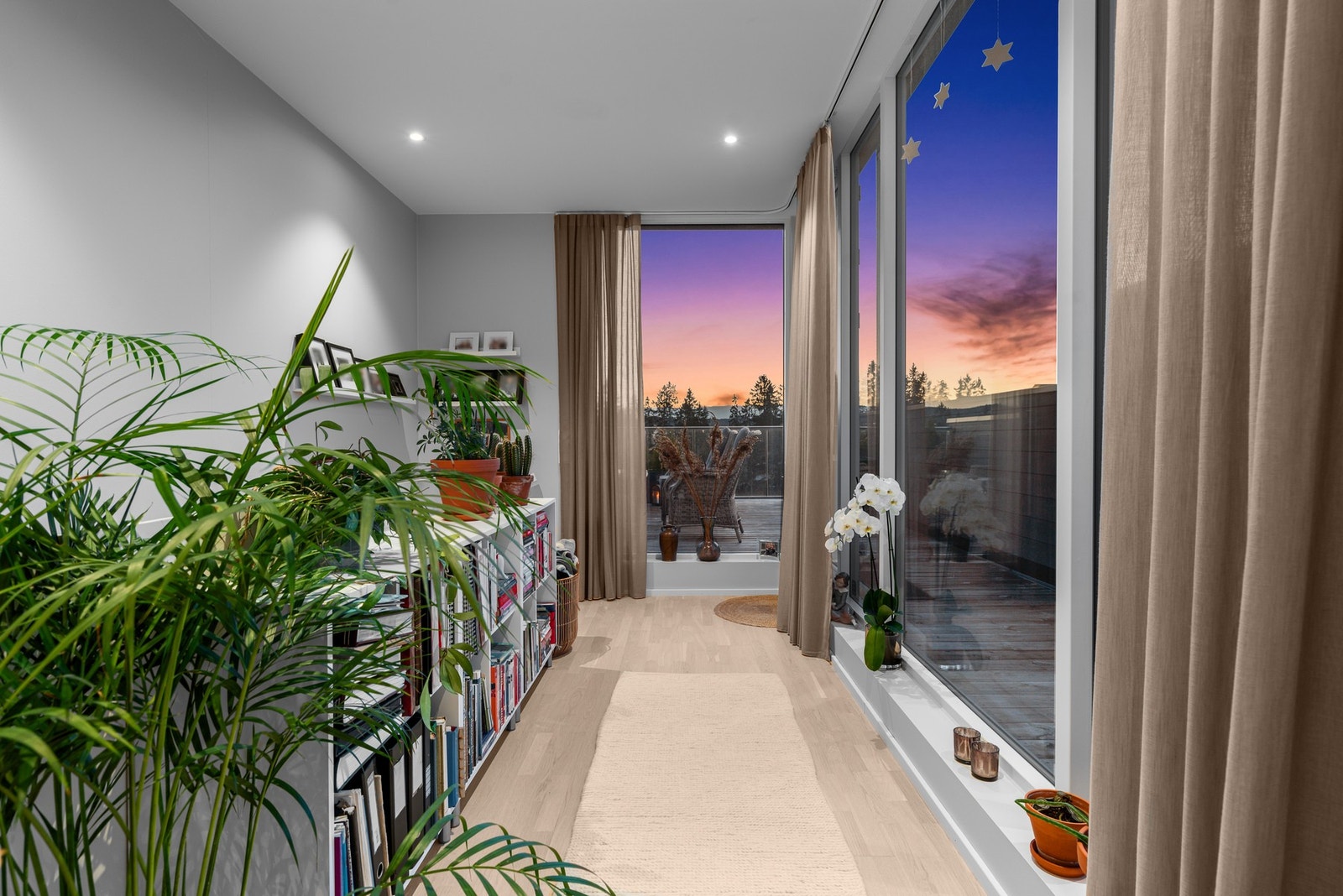 Fra stuen i 3.etasje er det utgang til takterrassen. De store vindusflatene sørger for rikelig med naturlig lys. Galleribilde