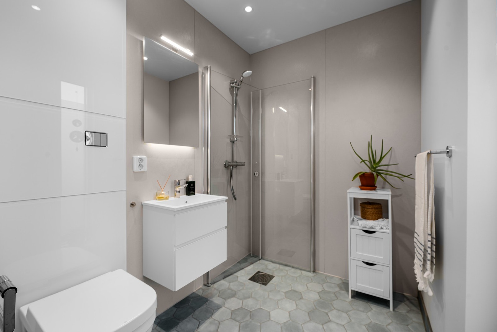 Boligen har to bad. Badet i 1. etasje er praktisk plassert nærmest entrèen. Galleribilde