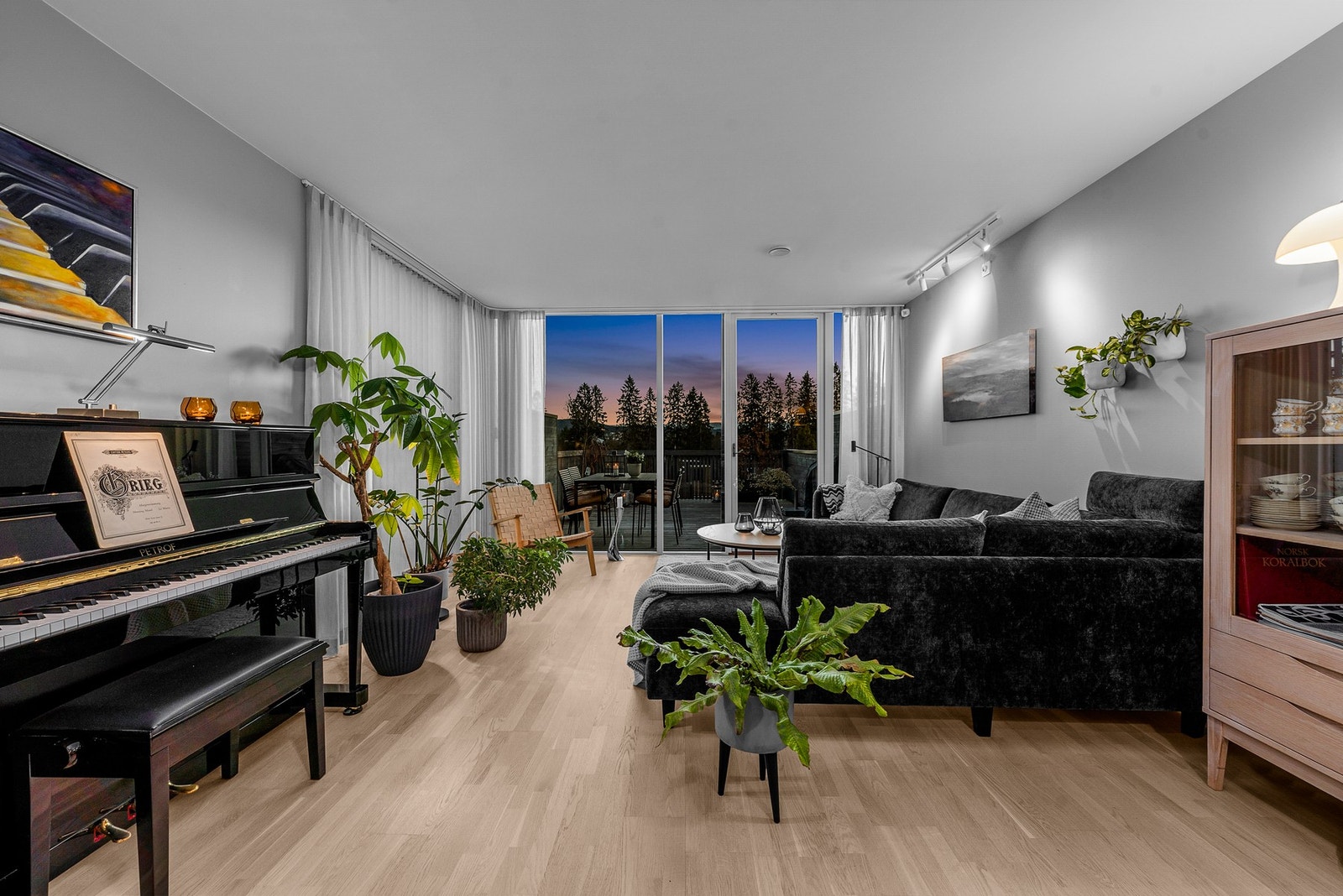 Stuen fremstår romslig og innbydende, med godt lysinnslipp fra panoramavinduer. Galleribilde