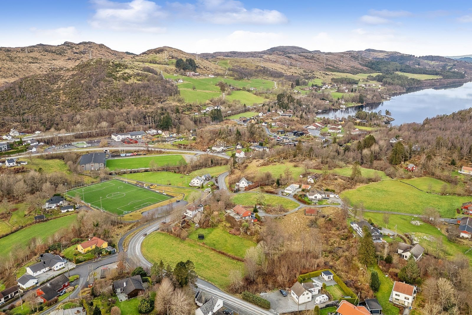 Et delareal på 251 kvm. av eiendommen regulert til "konsentrert småhusbusetnad", maks 2 etasjer. For eneboliger er maks tillatt gesimshøyde på 6,5 meter. Byggegrenser er satt, BYA 45%. Galleribilde