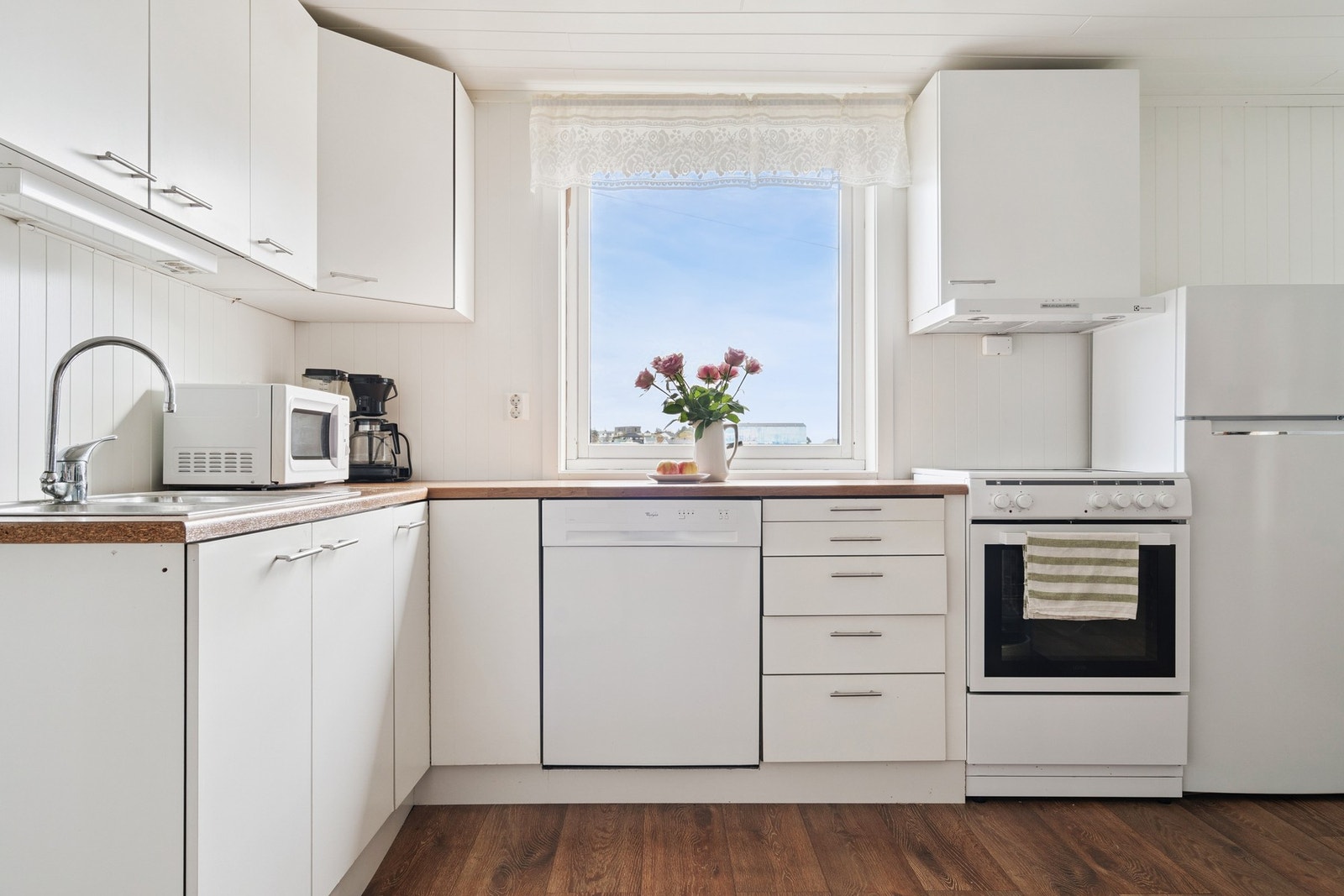 Hvitevarer på kjøkkenet medfølger i handelen. Galleribilde