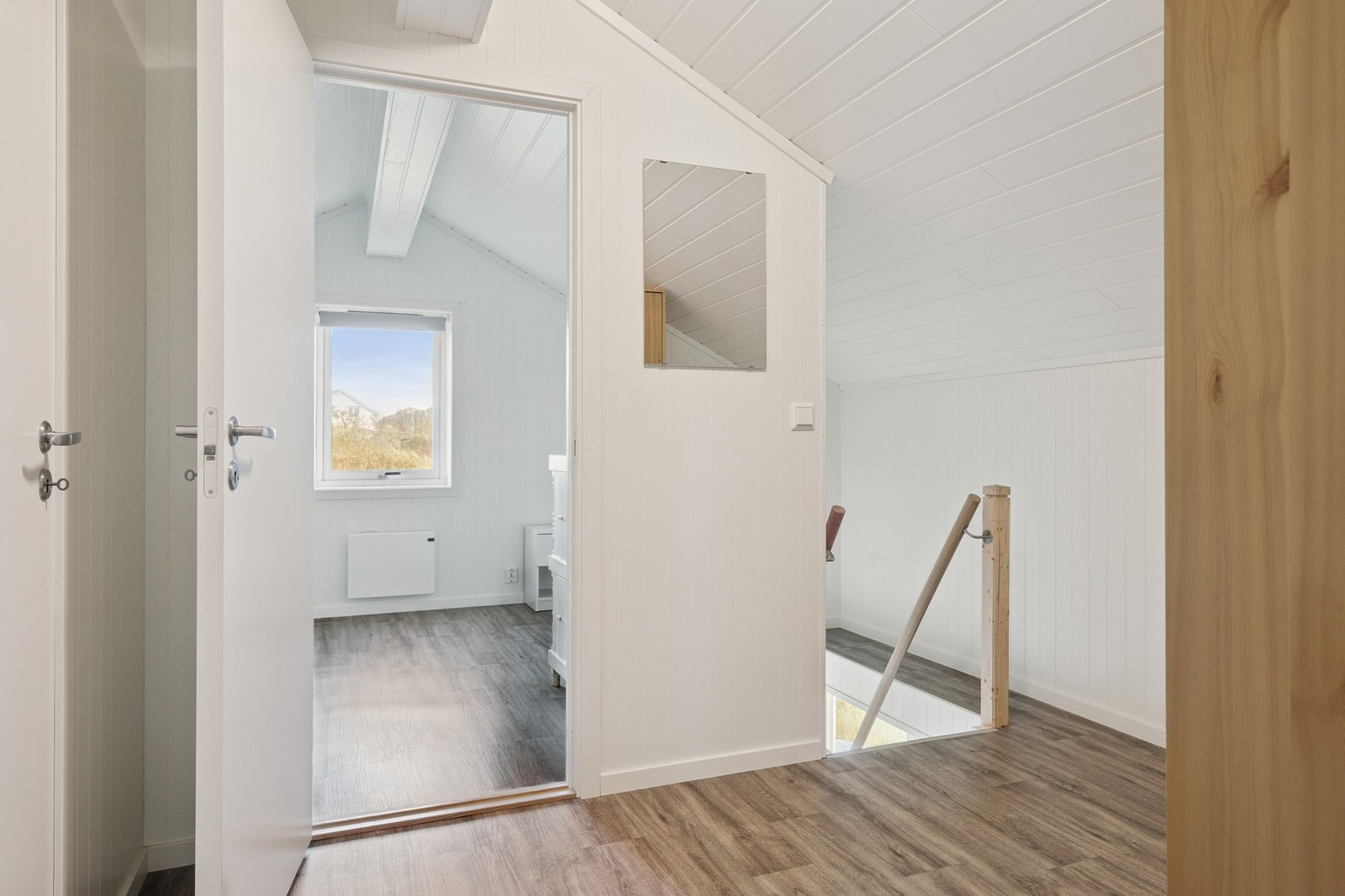 Her finner man boligens 2 soverom. Det gjøres oppmerksom på at etasjen ikke er matrikkelført hos kommunen, og rommene anses derfor ikke som godkjent til varig opphold. Galleribilde