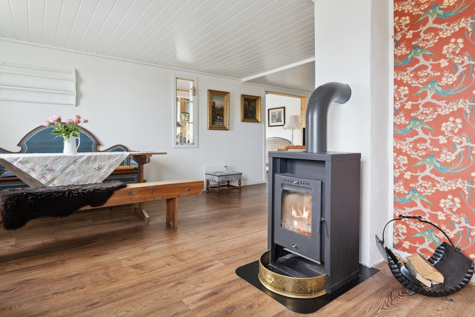 Oppvarming med vedovn og elektriske panelovner. Galleribilde