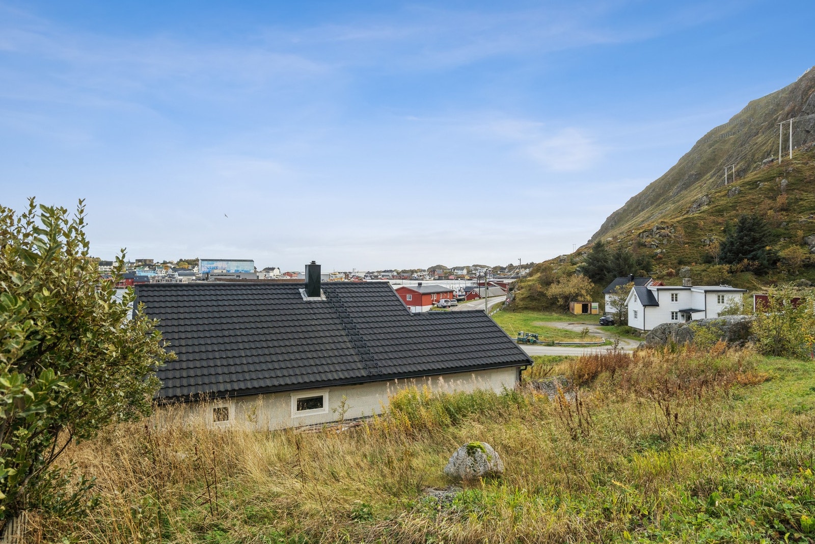 Det er flotte turmuligheter like utenfor døren med blant annet Ballstadheia like rundt hjørnet her. Galleribilde