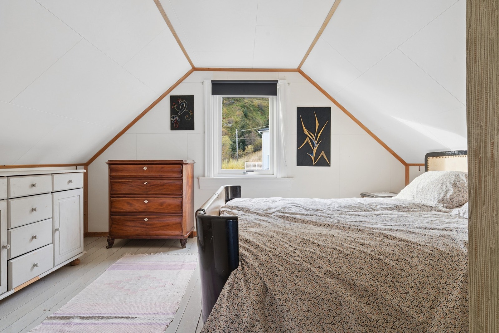 Hovedsoverom med god plass til dobbeltseng, kommoder og nattbord. Galleribilde