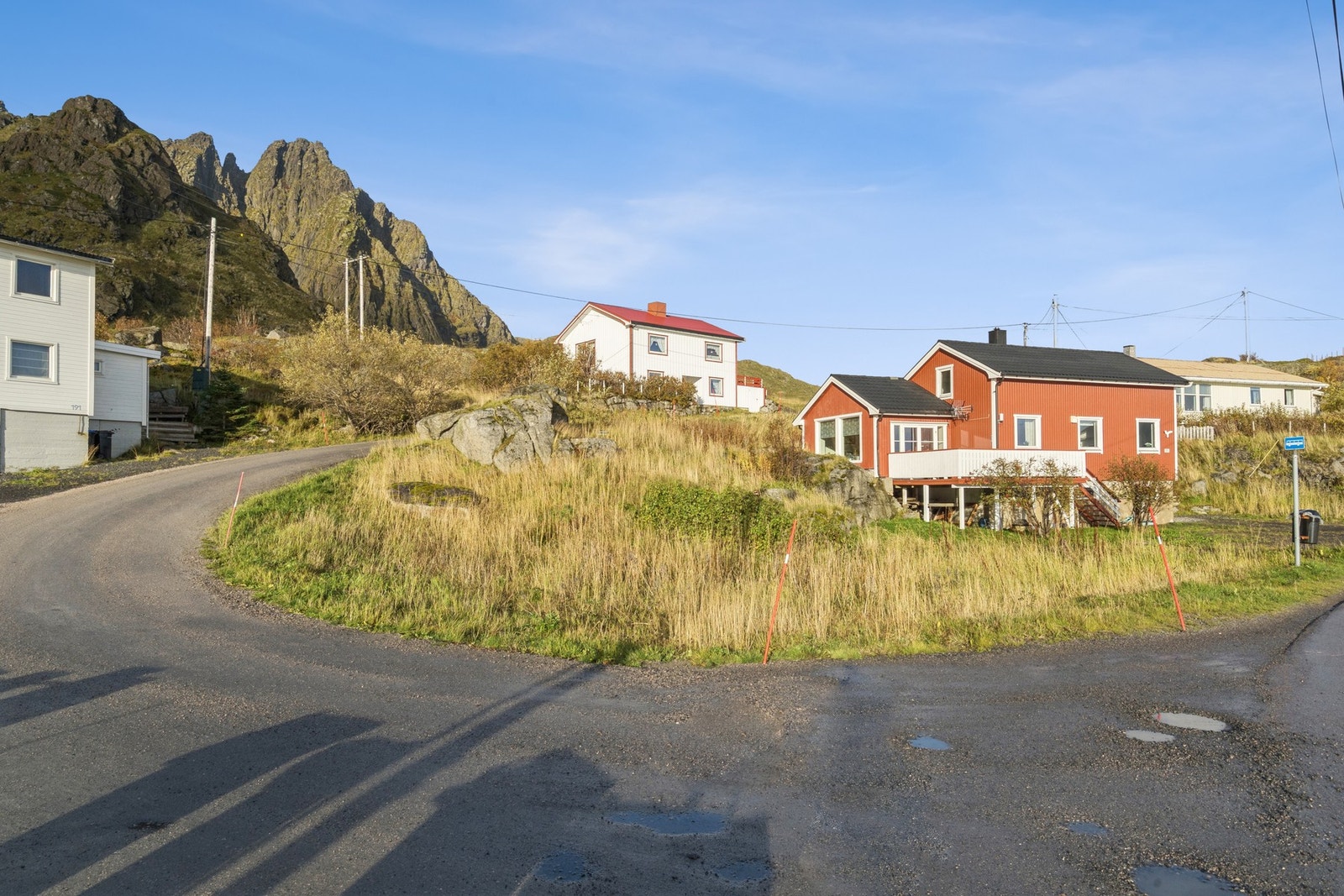 Tomten består av 2 bruksnummeret som ligger like vedsiden av hverandre og blir som en romslig tomt. Galleribilde