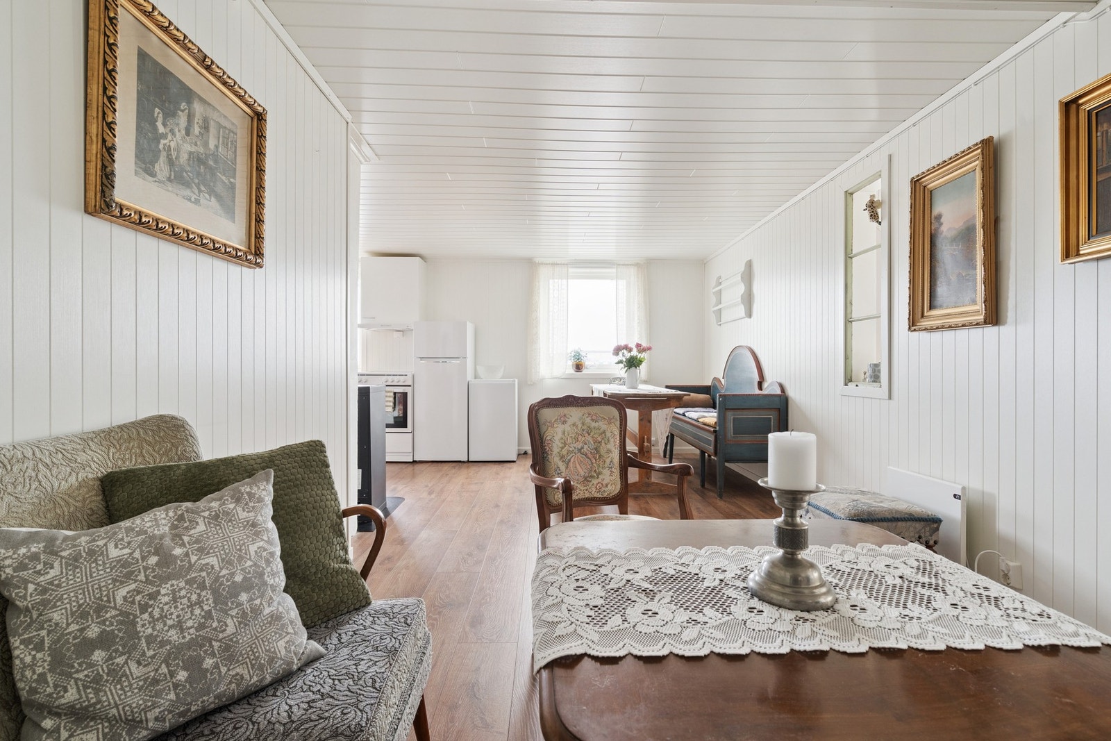 Deler av stuen og spiseplassen. Galleribilde