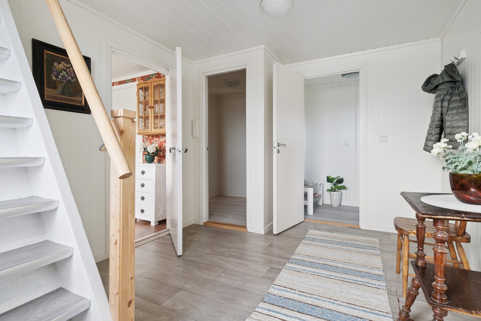 Lys gang med adkomst til entrè, innvendig bod, trapp opp til loft og inn til kjøkken/stue. Galleribilde