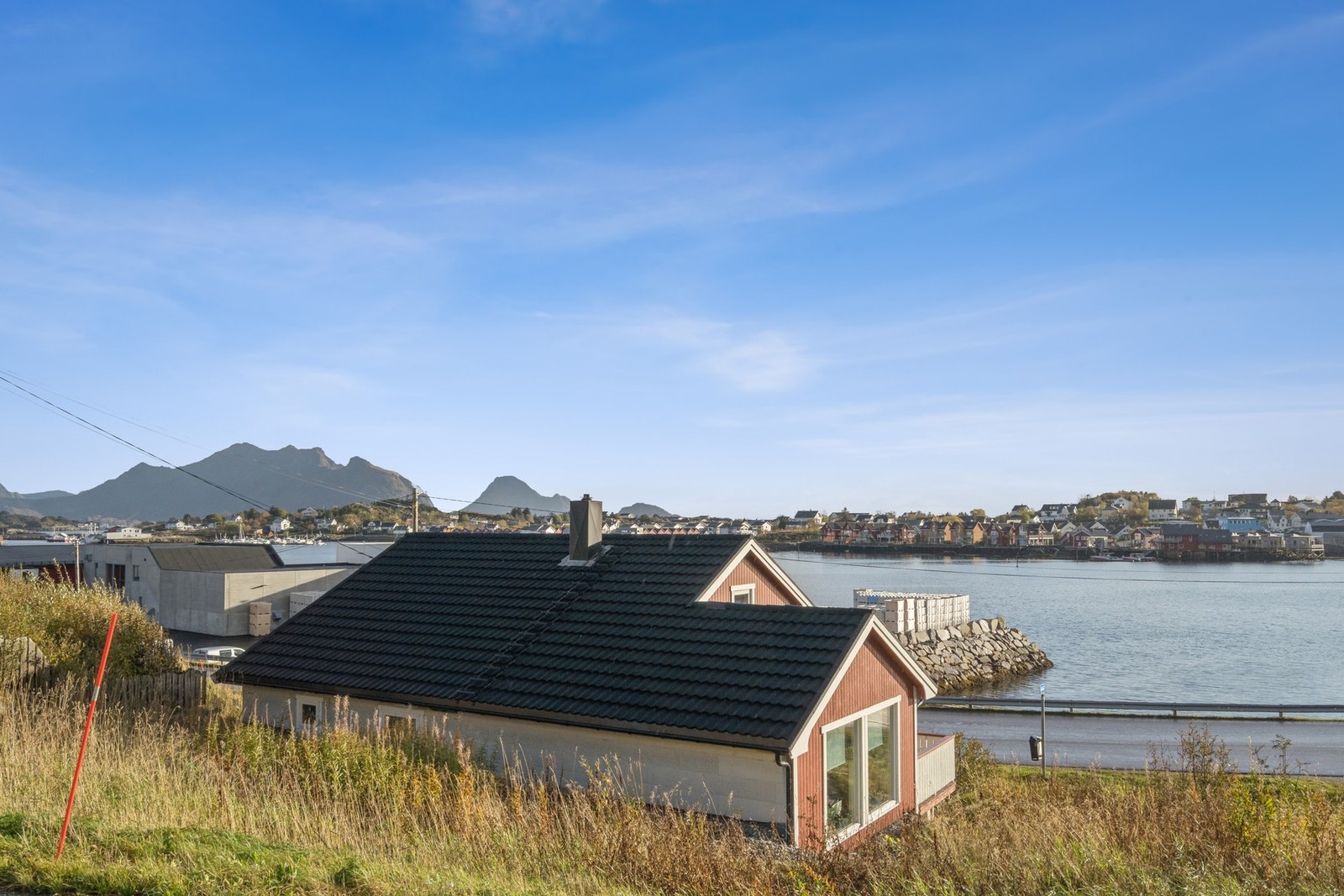 Ballstad byr blant annet på skole, barnehage, fotballbane, butikk, kaféer og restauranter. Galleribilde
