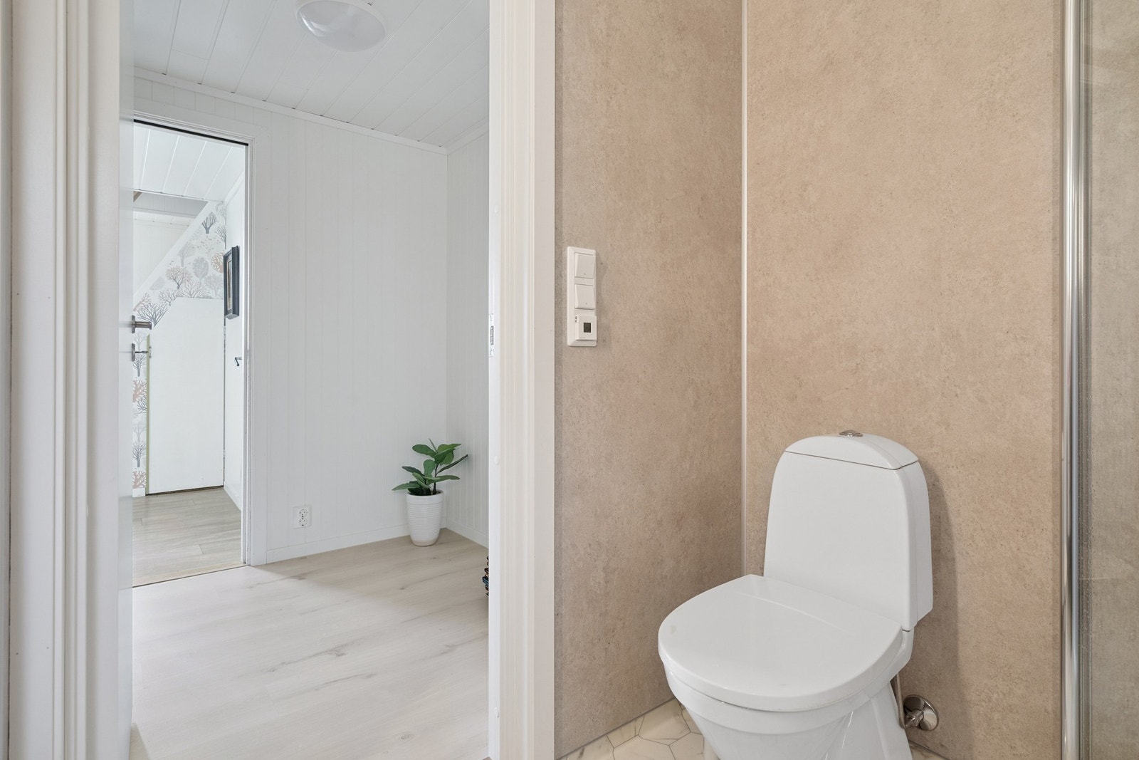 Badet har elektriske varmekabler i gulvet. Galleribilde