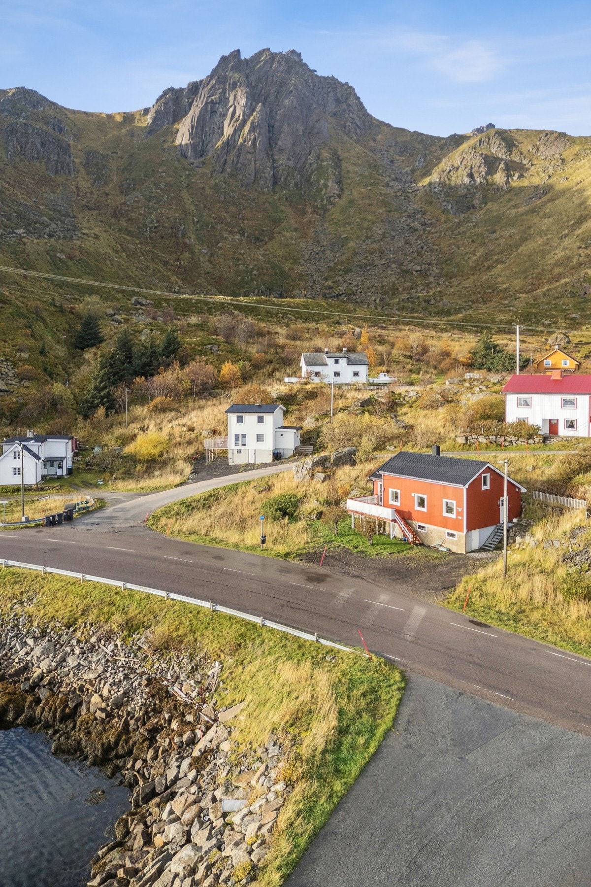 Det er ca. 15 minutter til Leknes og her finner man alt av tilbud og tjenester som man trenger. Blant annet også flyplass og sykehus på Gravdal. Galleribilde