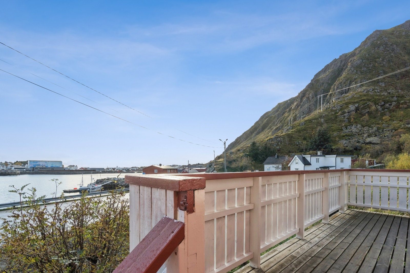 Adkomst til terrassen via vinterhagen eller via trapp fra hagen - her er det plass til hagemøbler og grill. Galleribilde