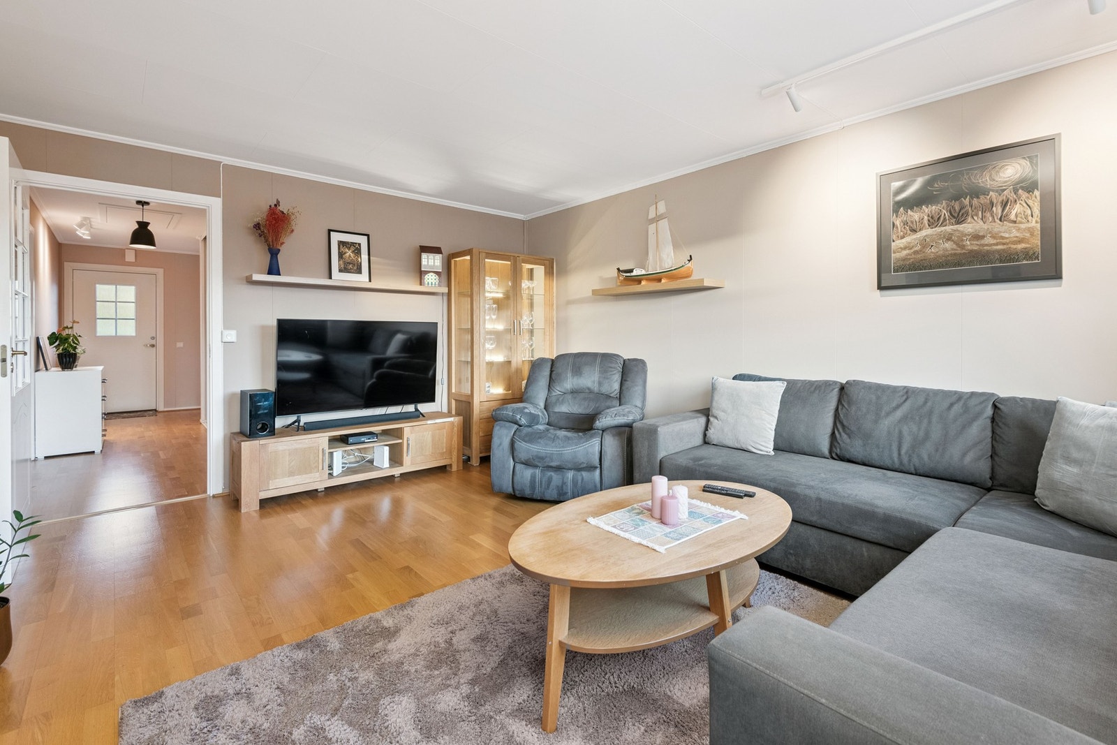 Hyggelig stuekrok med god plass til sofagruppe. Galleribilde