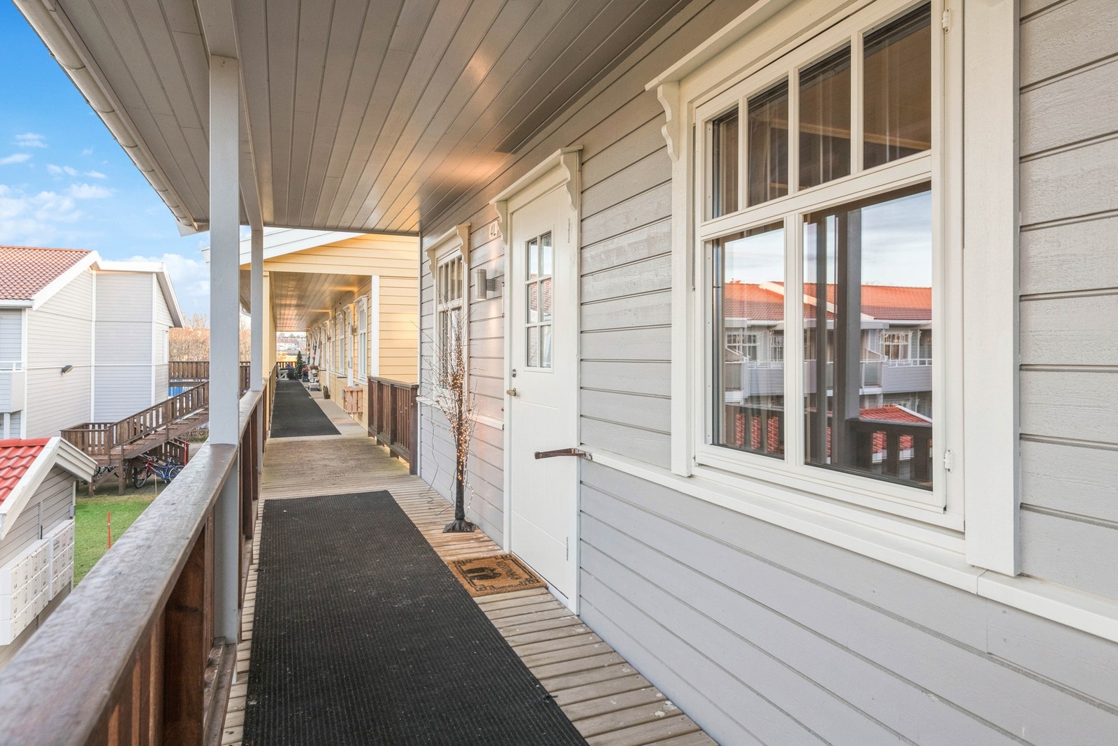 Takoverbygget inngangsparti. Det er praktisk heisadkomst til leiligheten. Galleribilde