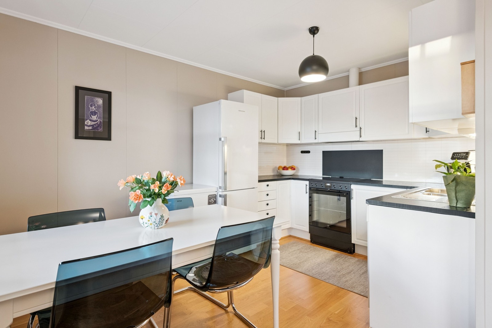 Lyst og innbydende kjøkken med avsatt plass til hvitevarer. Galleribilde