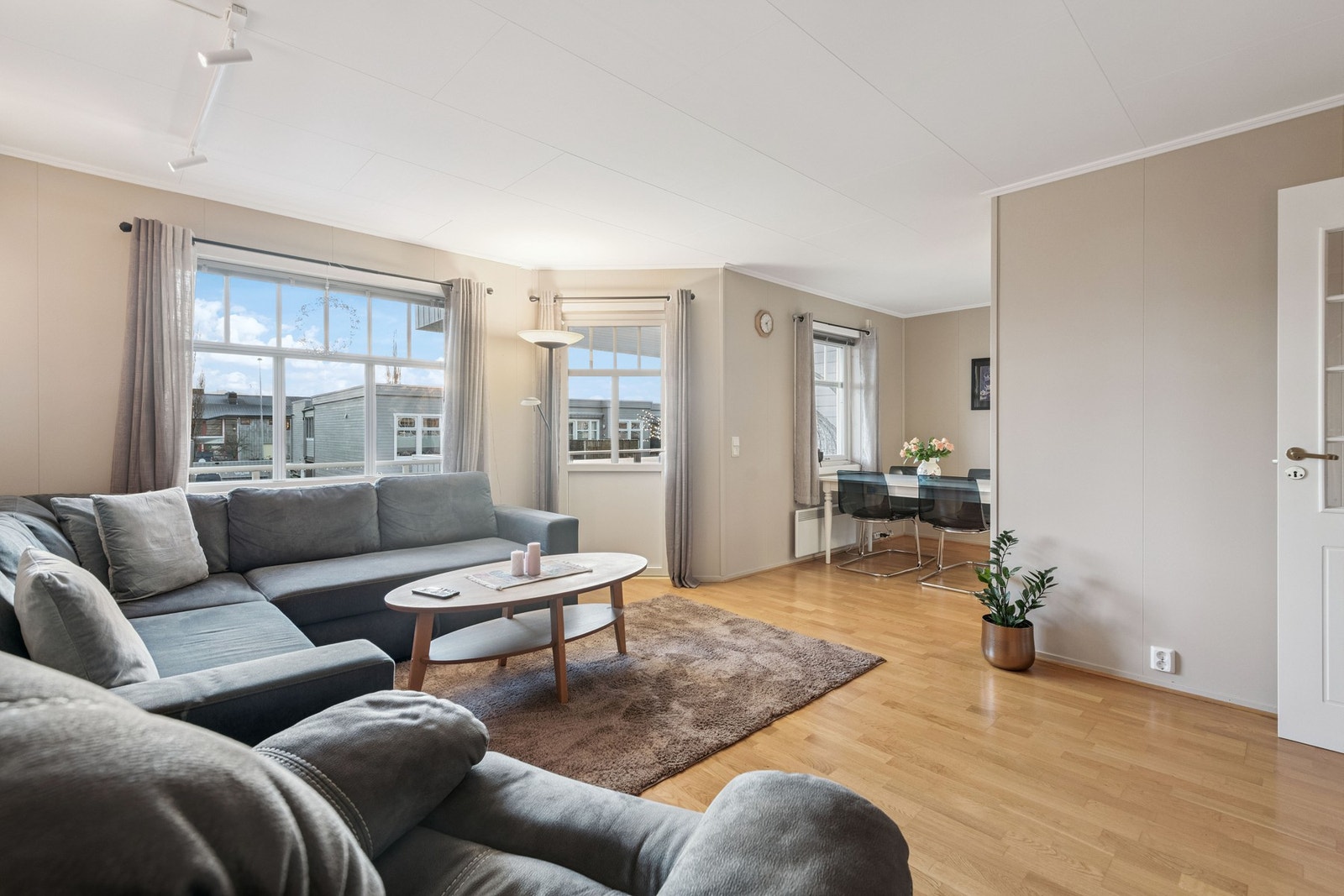 Store vindusflater på stue, som slipper inn godt med naturlig lys. Galleribilde