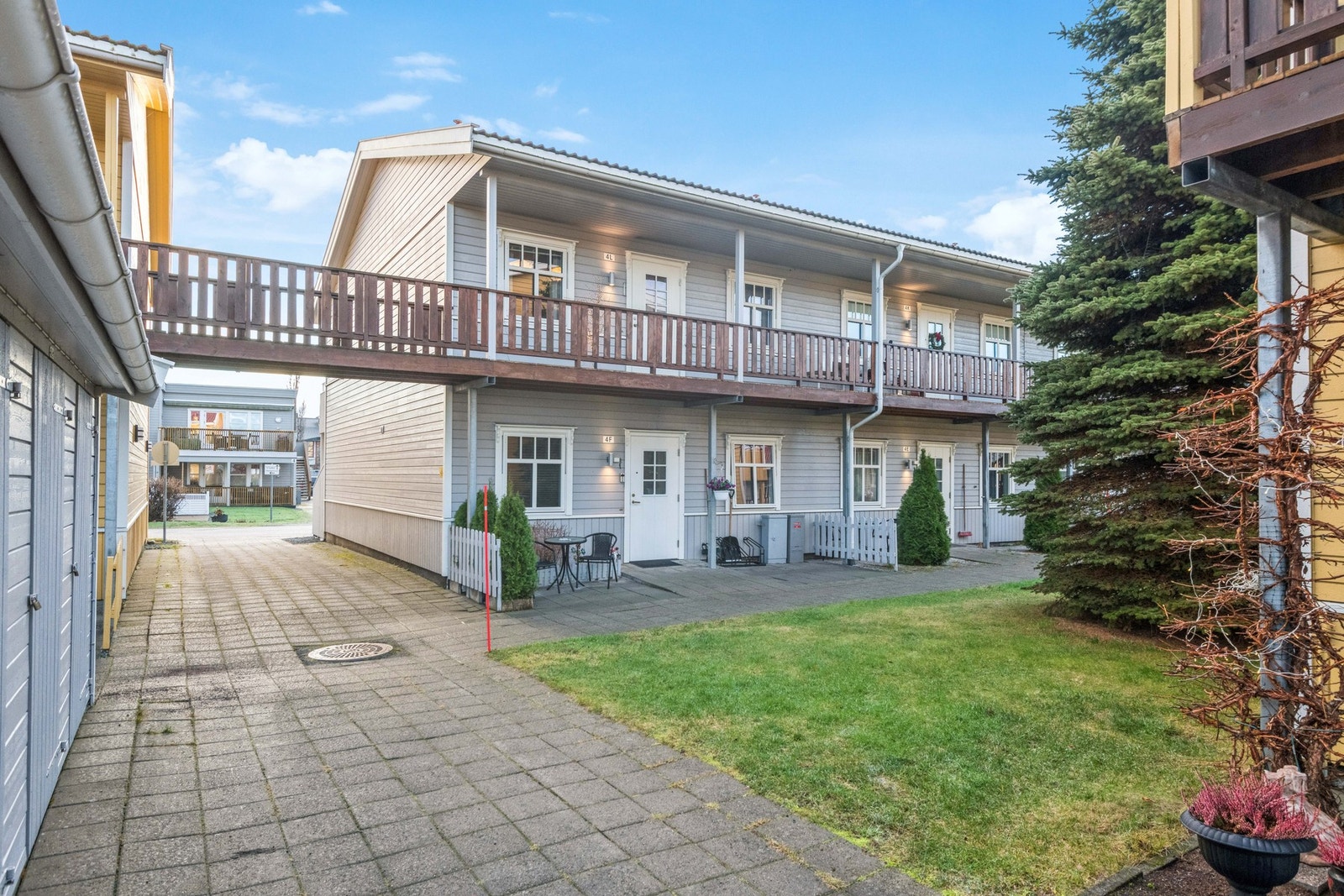 Praktisk og innbydende 3-roms leilighet beliggende i 2.etg. Fra leiligheten er det gangavstand til sentrumskjernen og Nord universitet. Galleribilde