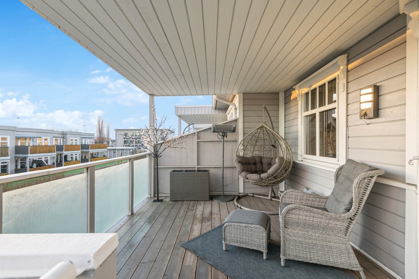 Takoverbygget terrasse med god plass til utemøbler. Galleribilde