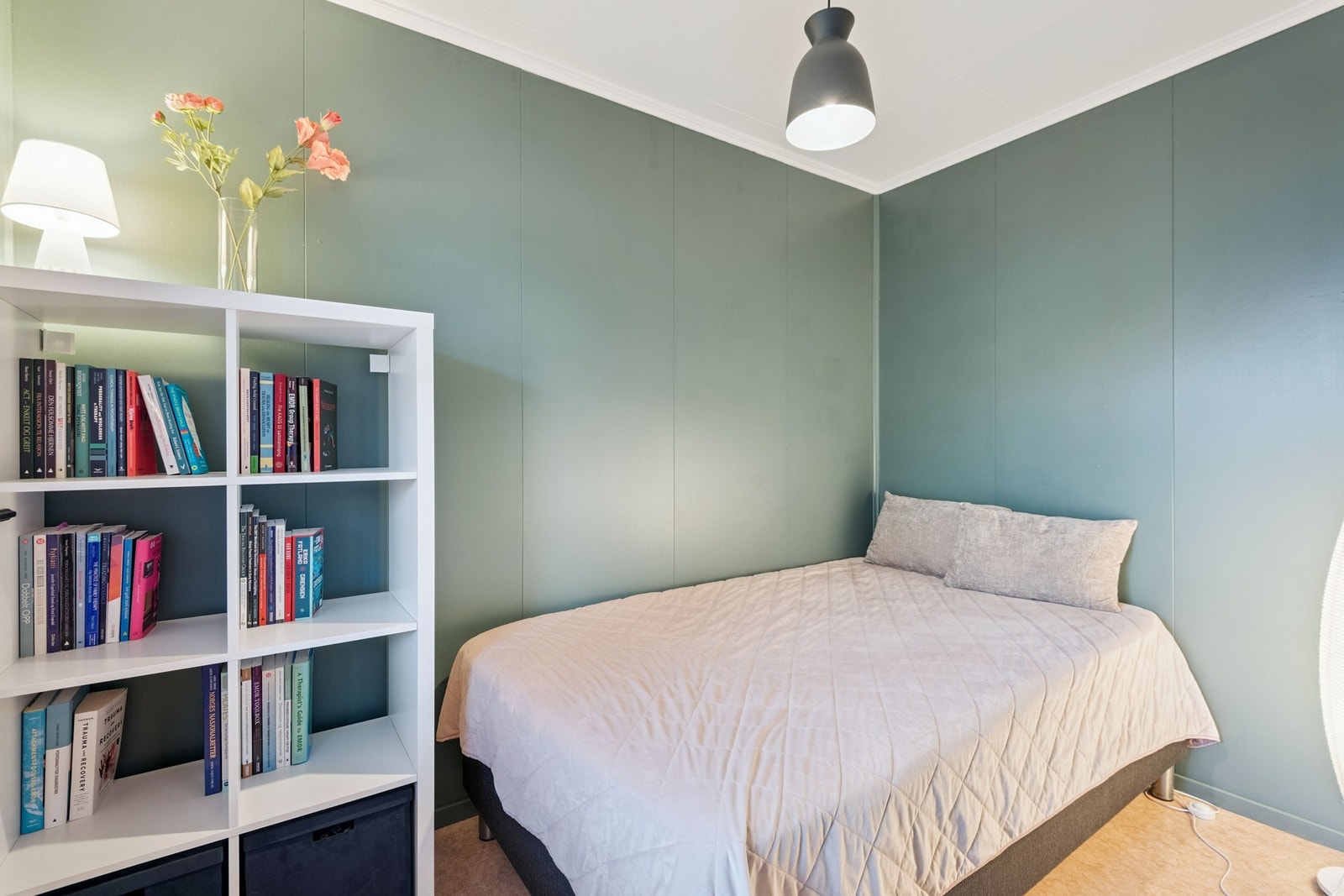 Soverom nr. 2 på ca. 6 kvm. Rommet fungerer perfekt som gjesterom, barnerom, kontor, garderobe etc. Galleribilde