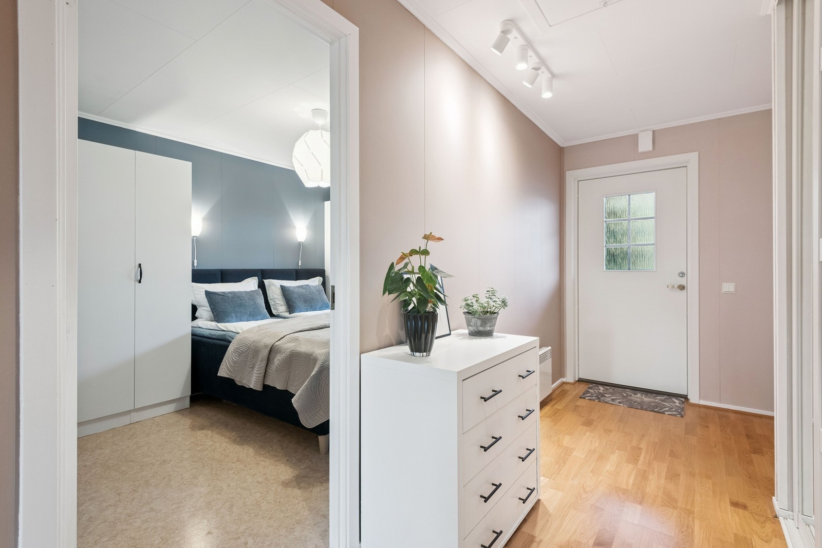 Lys gang med plass til oppbevaringsmøbel. Galleribilde