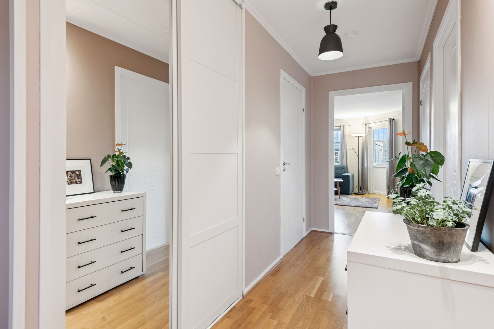 I gangen er det etablert en praktisk skyvedørsgarderobe. Galleribilde