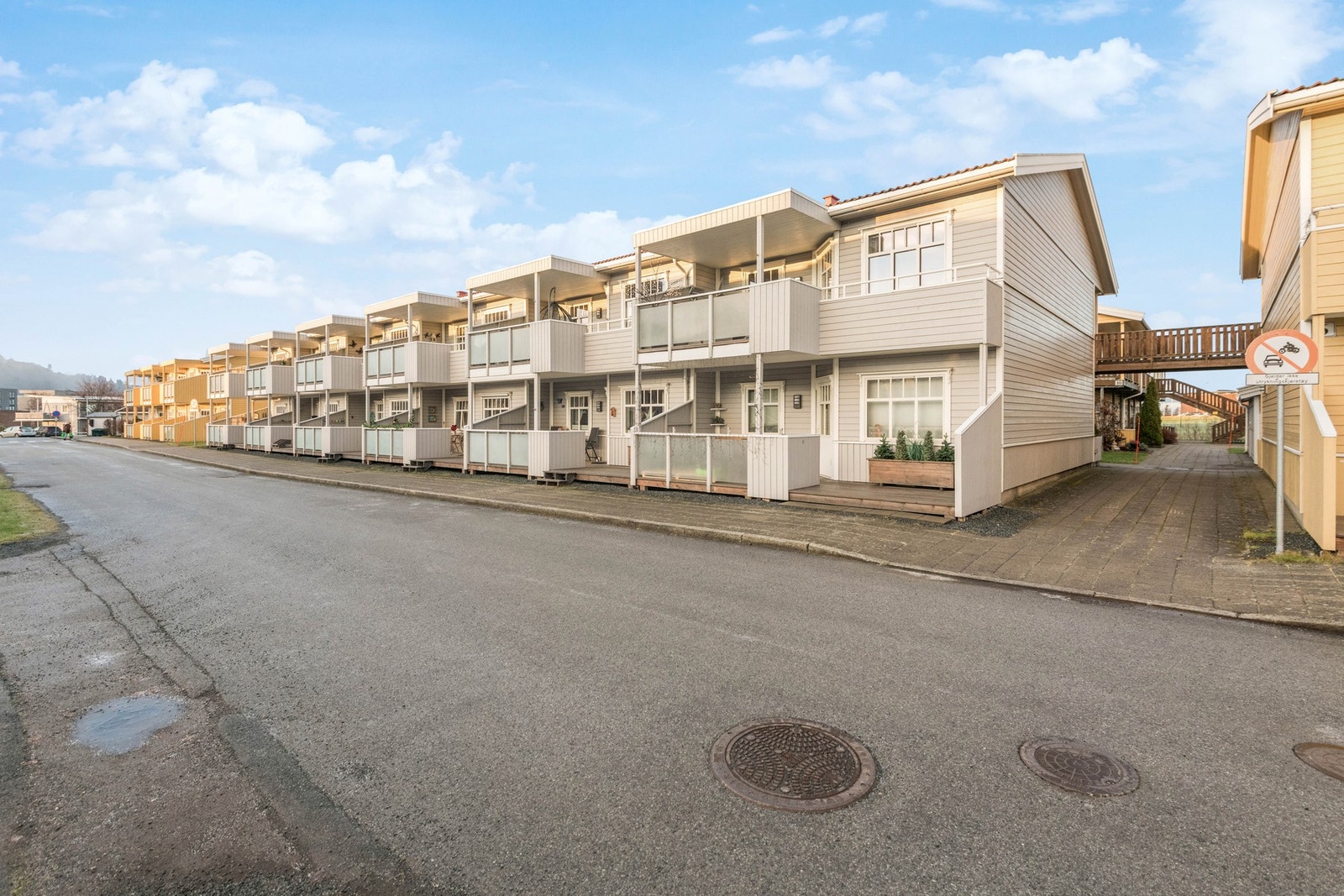 Andelen disponerer en fast parkeringsplass. Det er etablert 2 elbilladere i borettslaget. Galleribilde