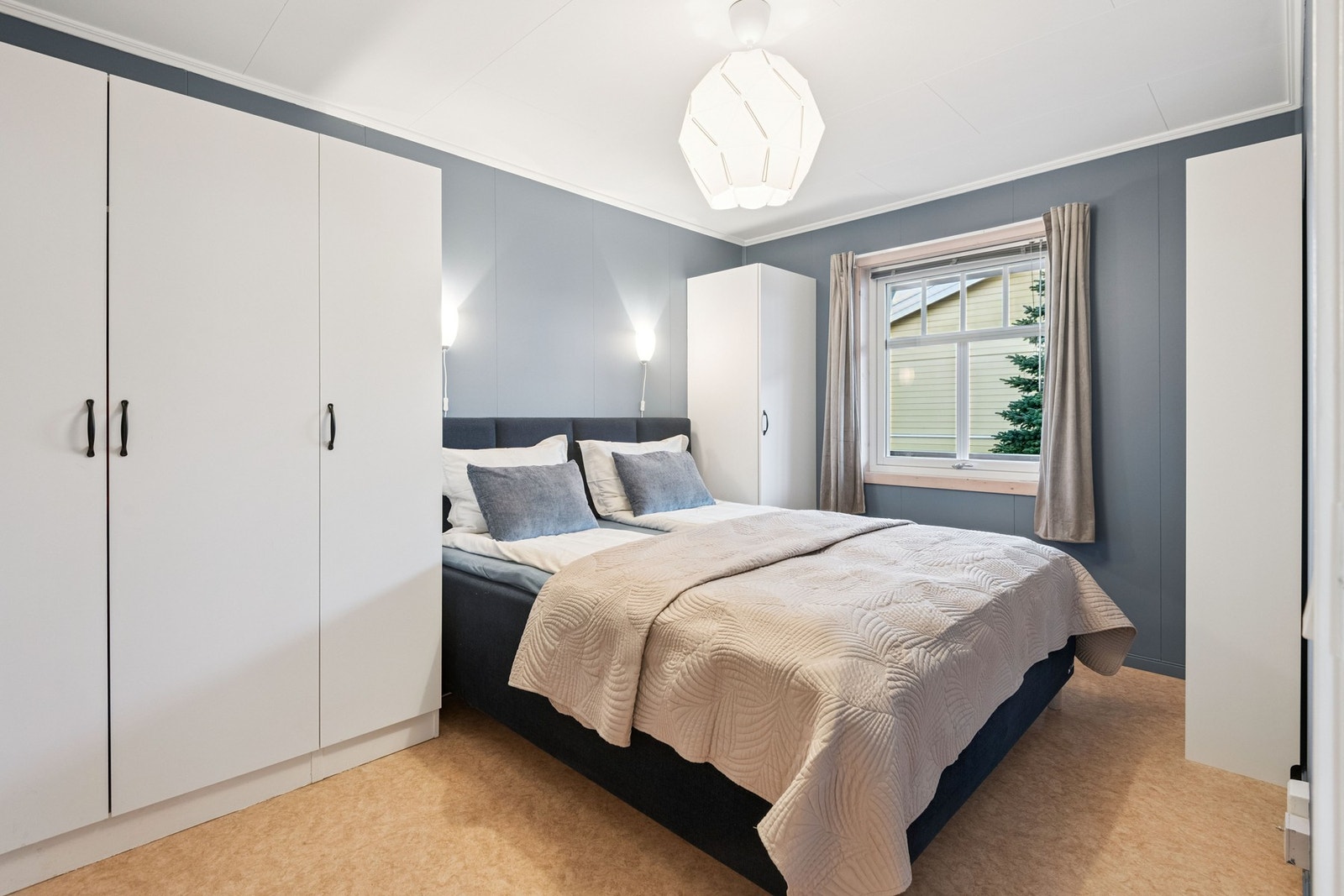 Hovedsoverom på ca. 11 kvm med garderobeløsning. Galleribilde