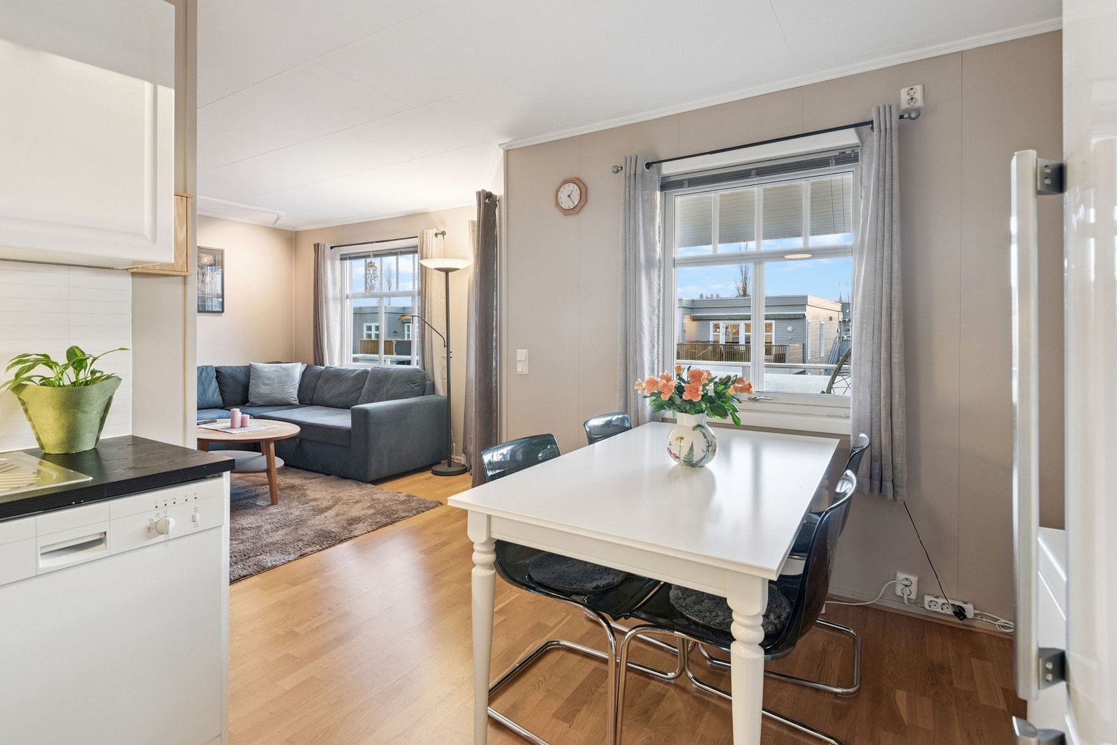 På kjøkkenet er det god plass til spisegruppe. Galleribilde