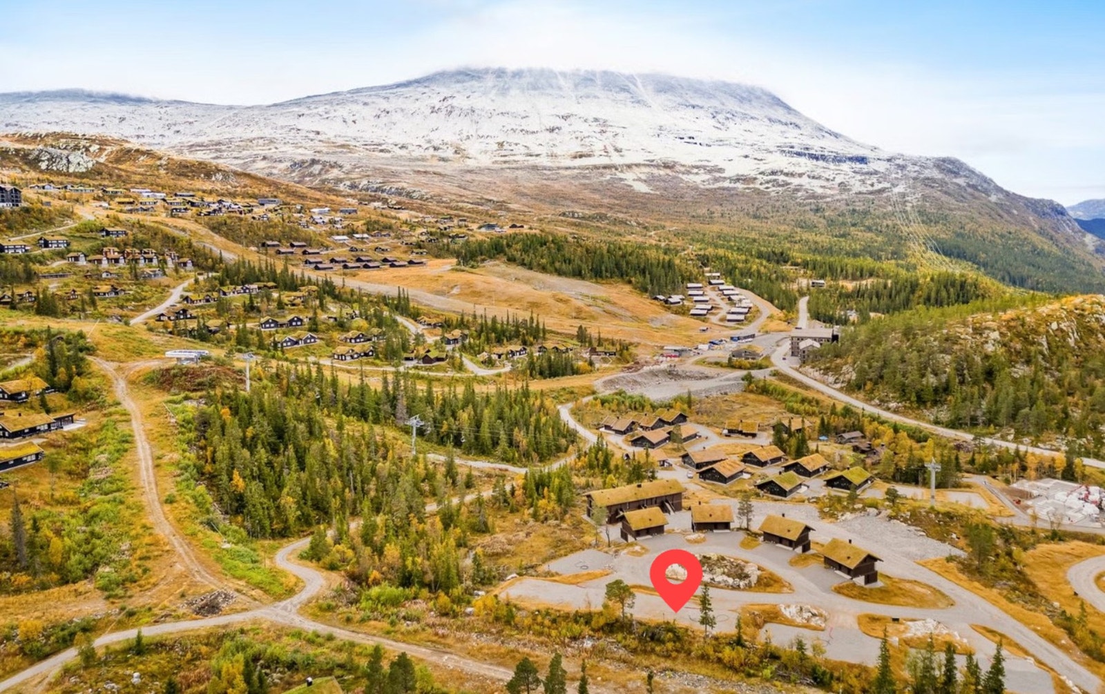 Dronefoto over området med tomt 17 markert Galleribilde