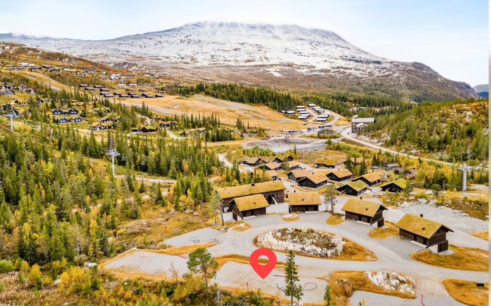 Dronefoto over området med tomt 17 markert Galleribilde