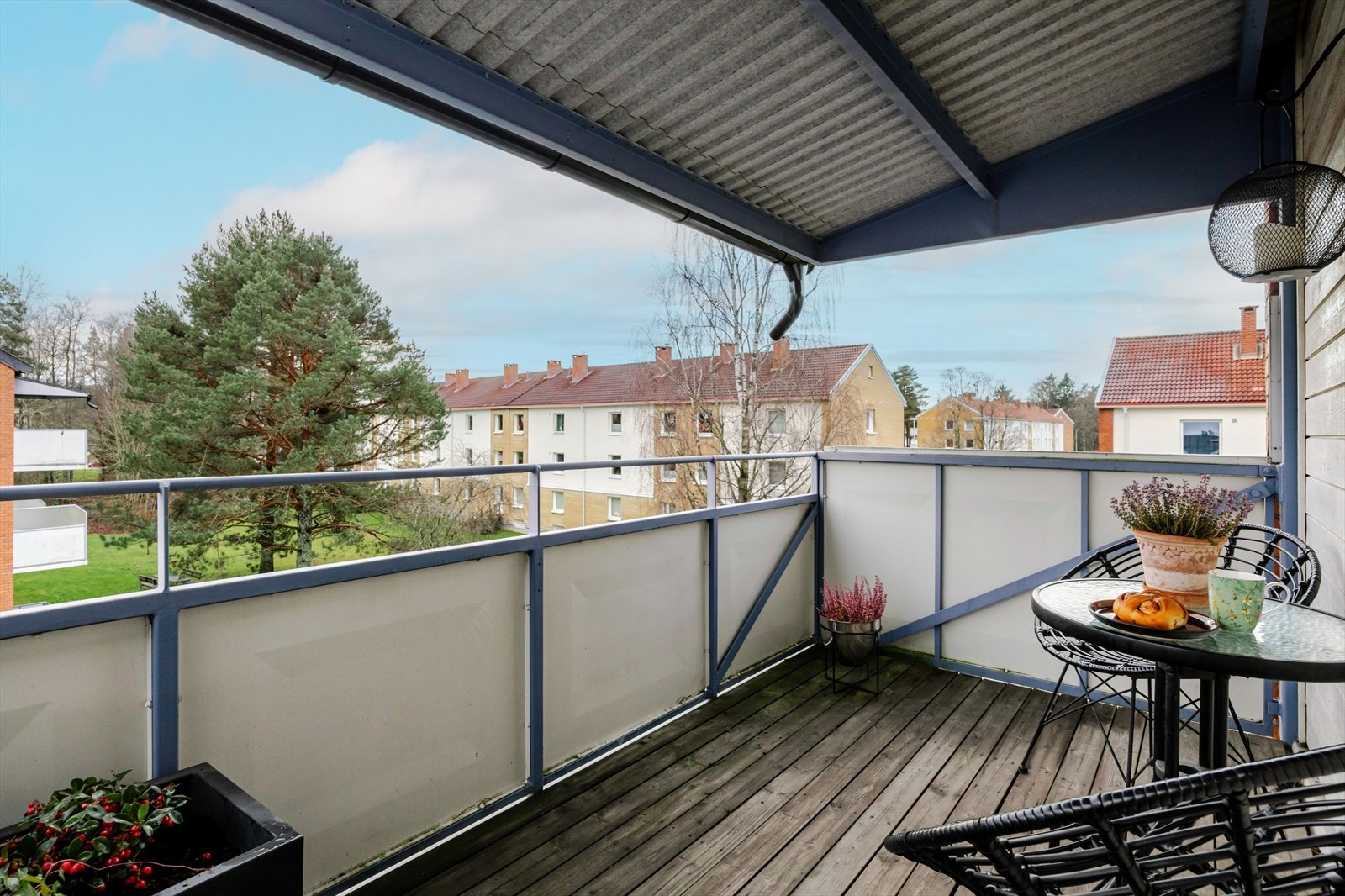 Overbygd balkong på 7 m² med god plass til sittegruppe og blomster. Galleribilde