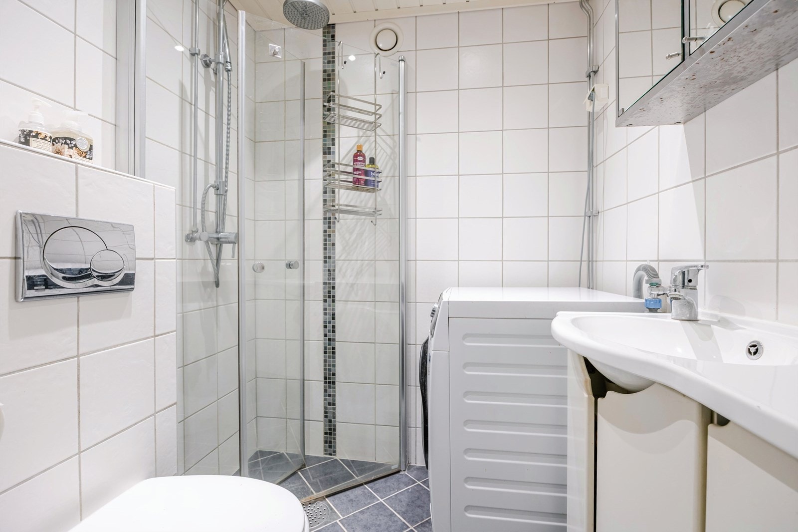 Flislagt bad med dusjsone og servant Galleribilde