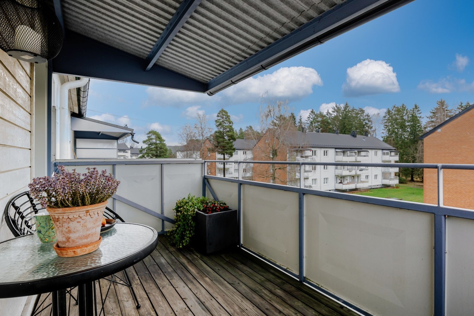 Overbygd balkong med god skjerming og plass til beplantning Galleribilde