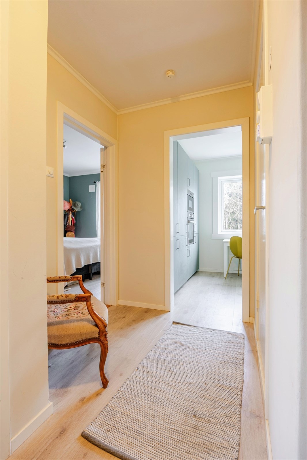 Innbydende gang/entré med fin adkomst til leiligheten Galleribilde