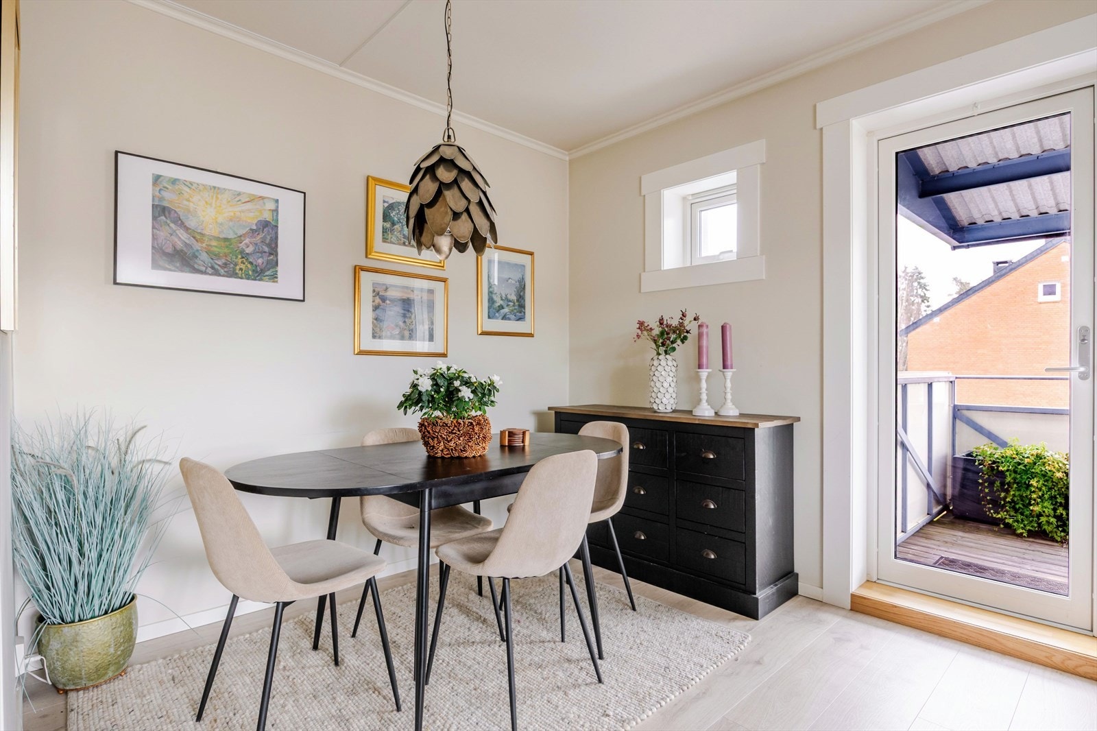 Innbydende spisestue med rikelig plass til hyggelige middager med familie og venner. Galleribilde