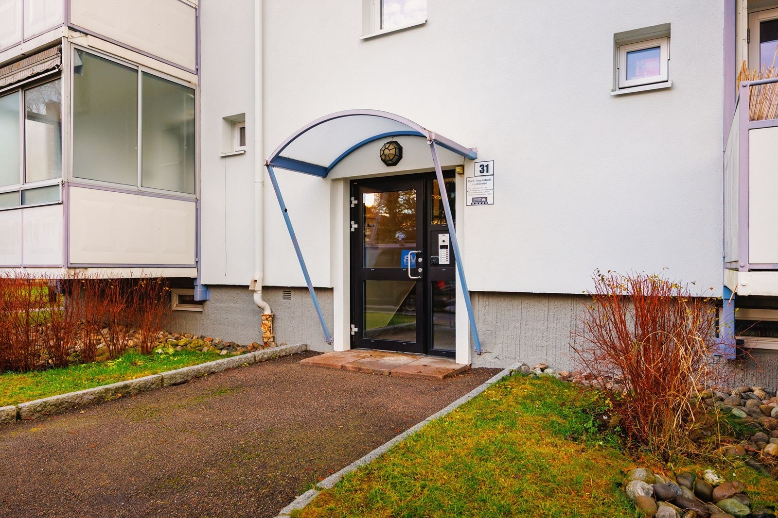 Inngangsparti - pent og ryddig adkomst til bygget. Velkommen til visning! Galleribilde