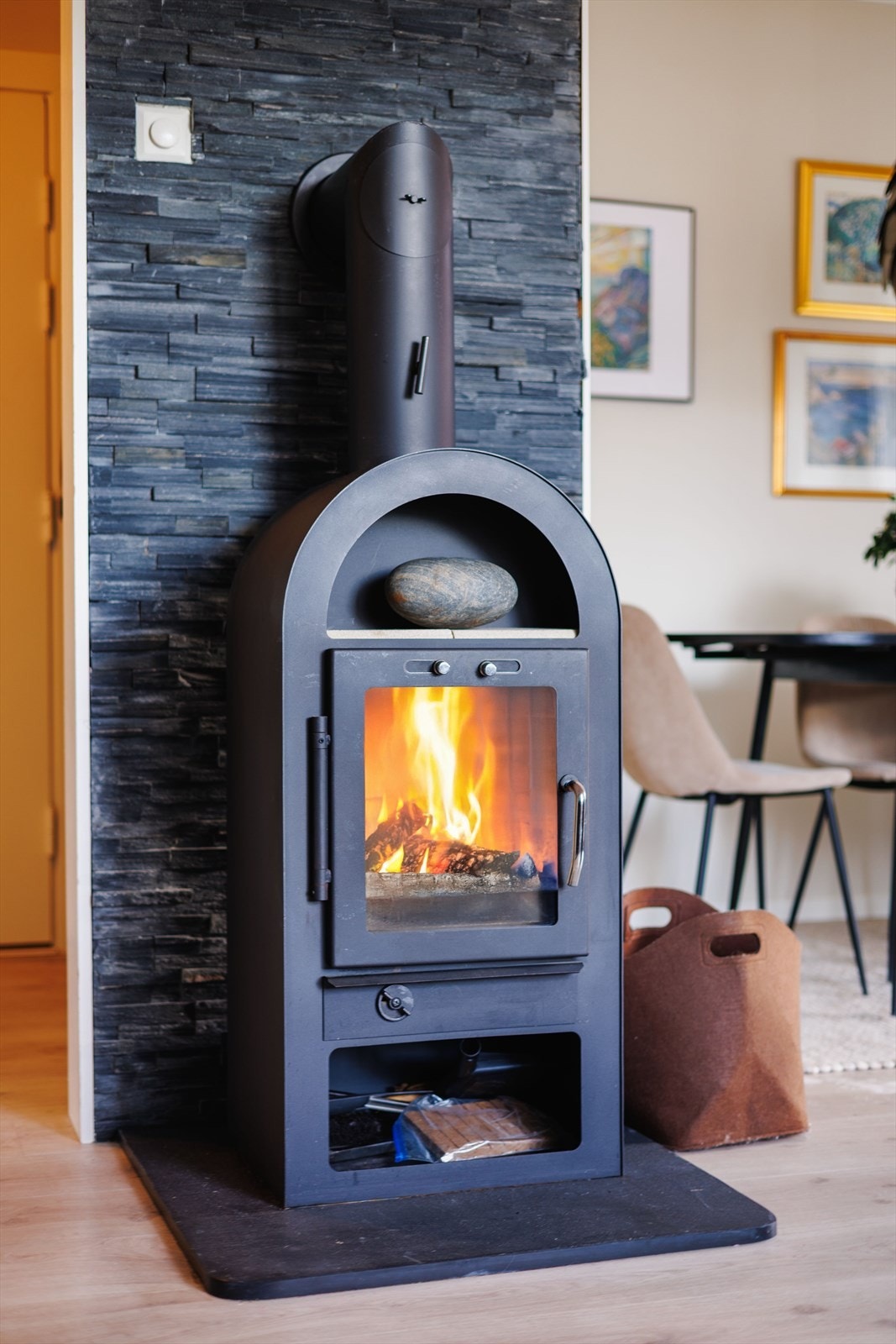 Vedovn gir ekstra komfort og stemningsfull varme på kjølige dager Galleribilde