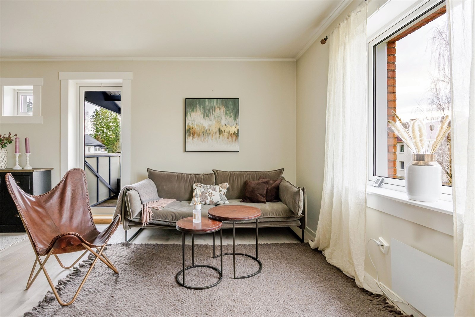 Luftig stue med flere møbleringsmuligheter og gode vindusflater Galleribilde