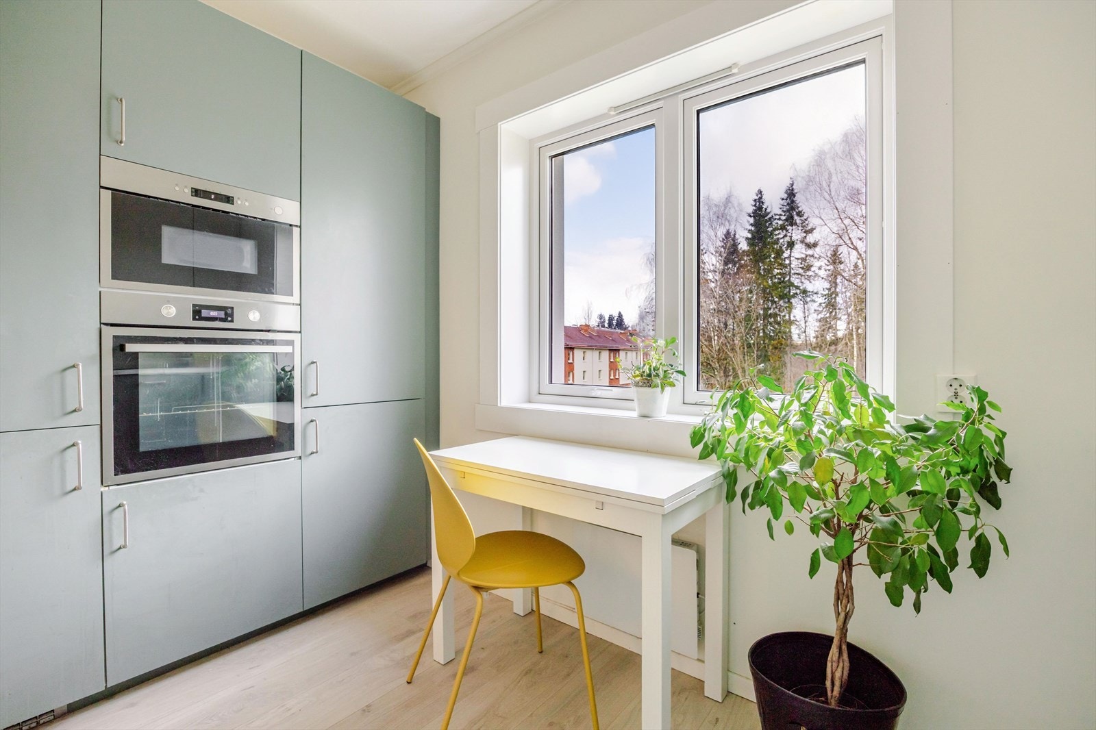 Kjøkken med spiseplass ved vindu - perfekt til hverdags Galleribilde