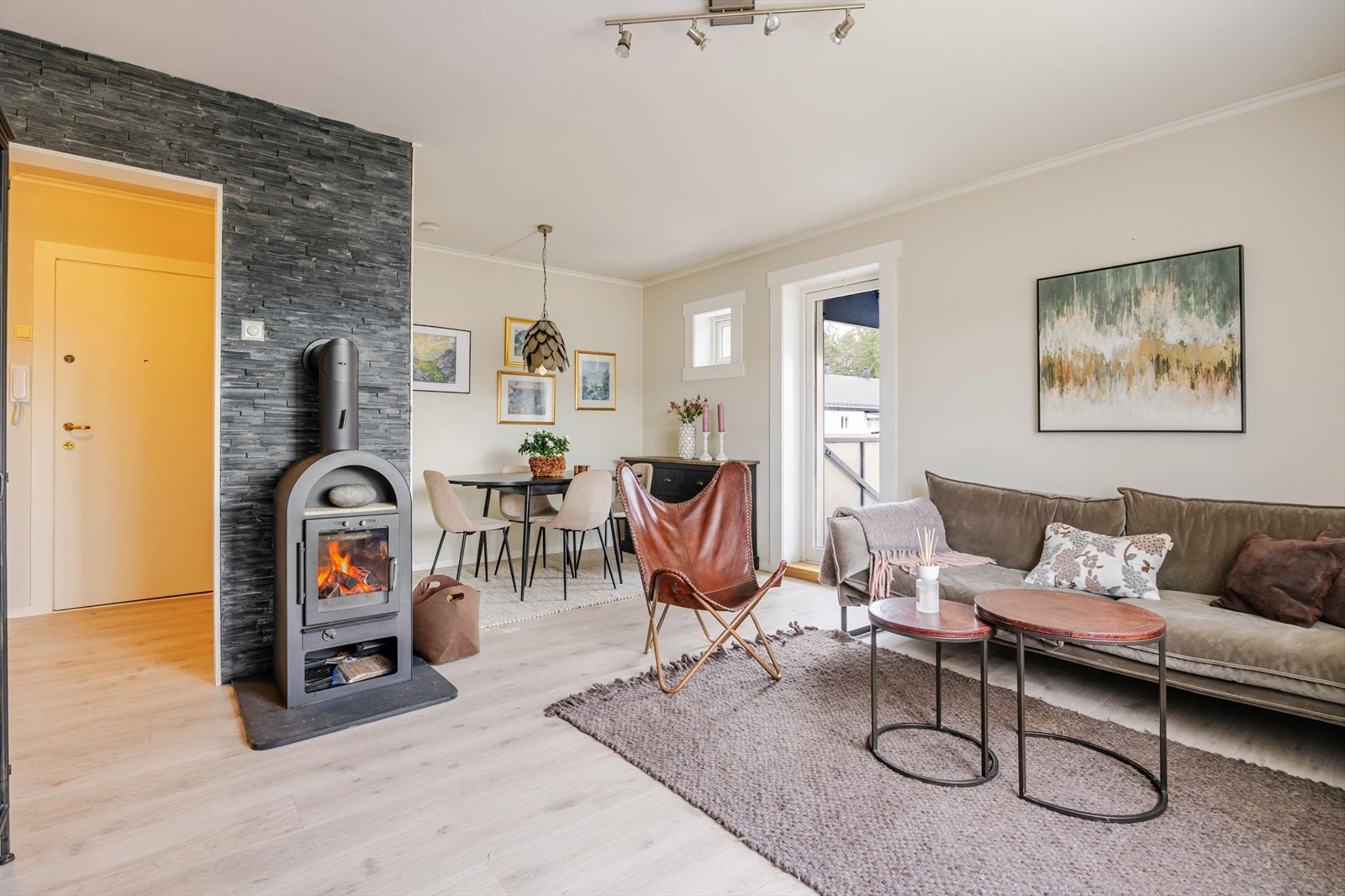 Åpen og romslig stue med naturlig inndeling mellom stue- og spisestue Galleribilde