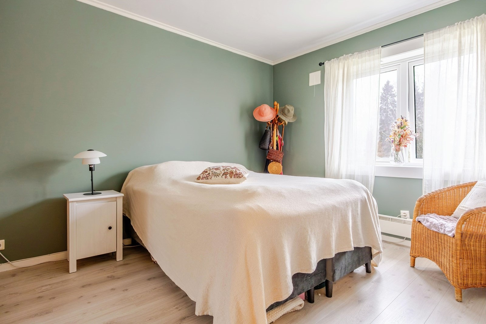 Soverom med plass til dobbeltseng, nattbord og gode oppbevaringsmuligheter Galleribilde