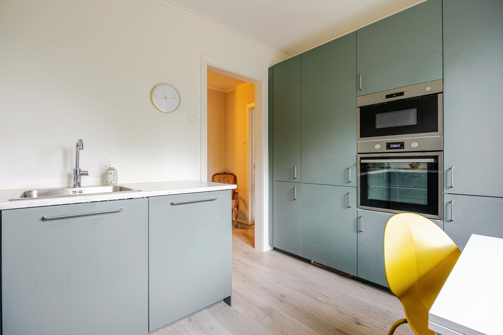 Oppgradert kjøkken med stilrene fronter og integrerte løsninger Galleribilde