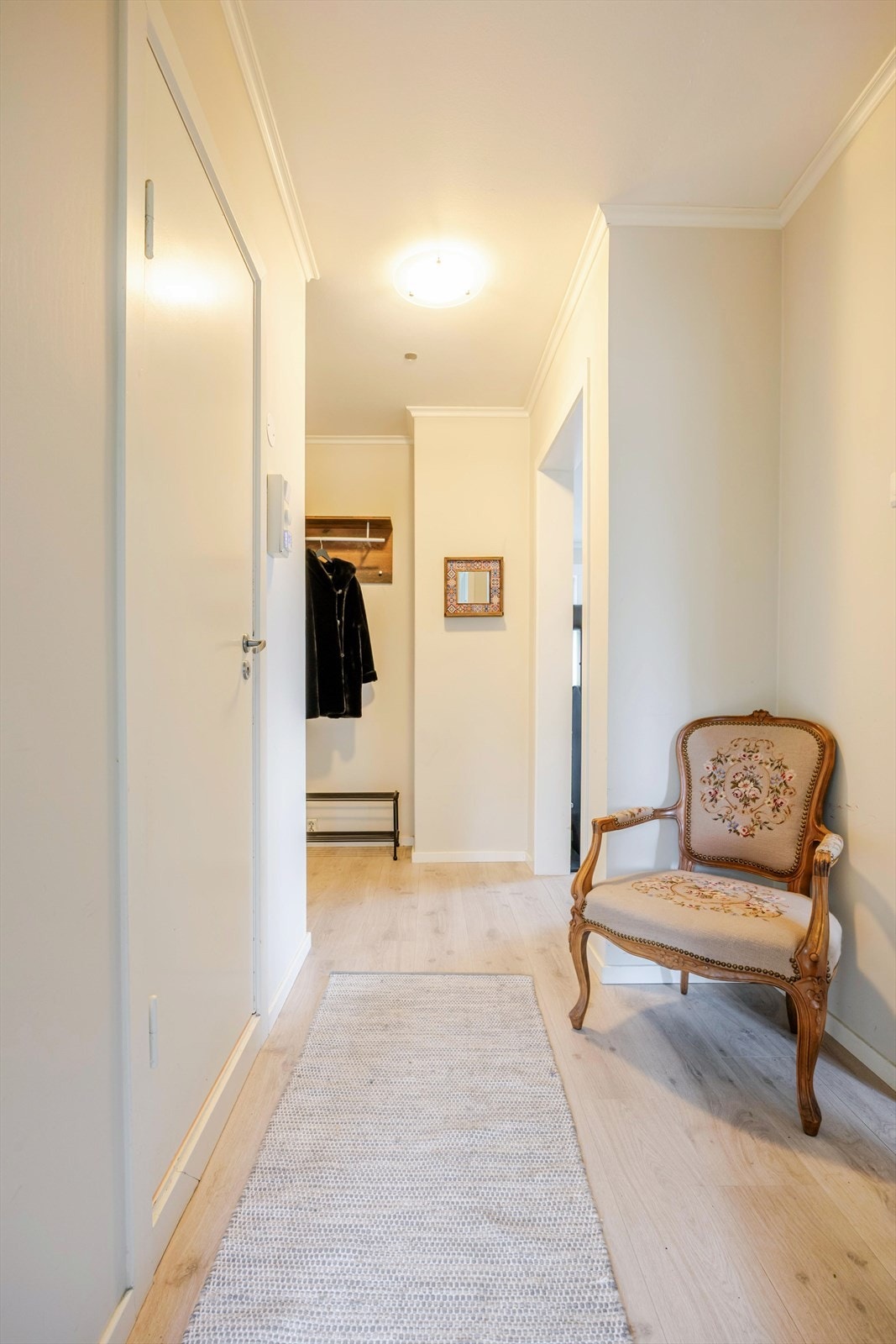 Lys og romslig gang som gir et godt førsteinntrykk Galleribilde