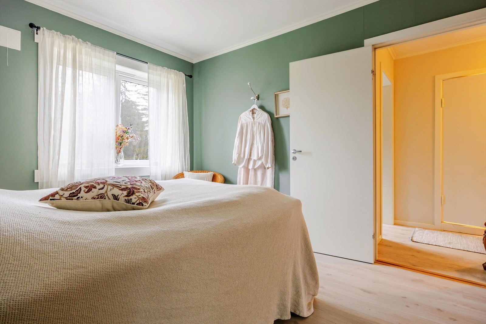 Soverom med fint lysinnslipp og rolig atmosfære Galleribilde