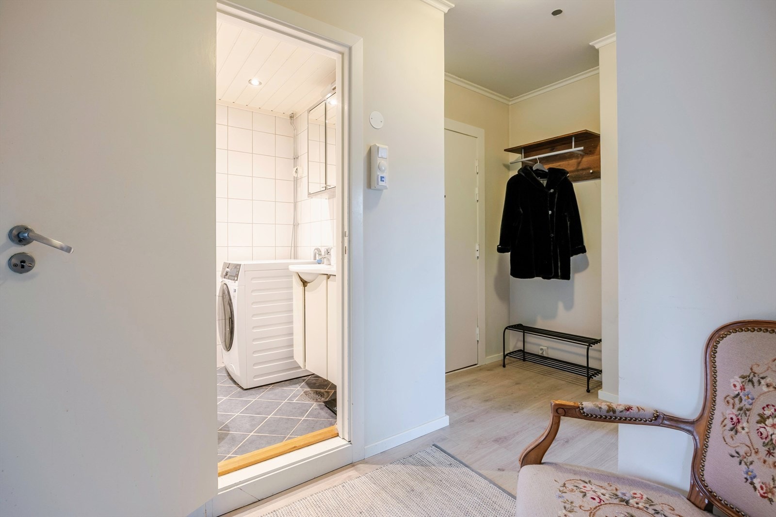 Entré/gang med adkomst til bad og plass til yttertøy Galleribilde