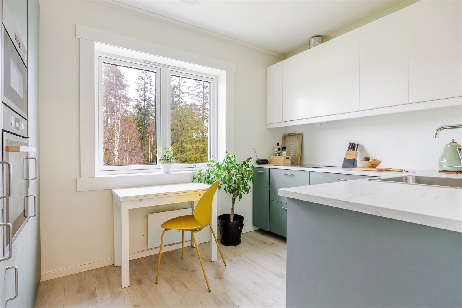 Lys og hyggelig spiseplass på kjøkkenet Galleribilde