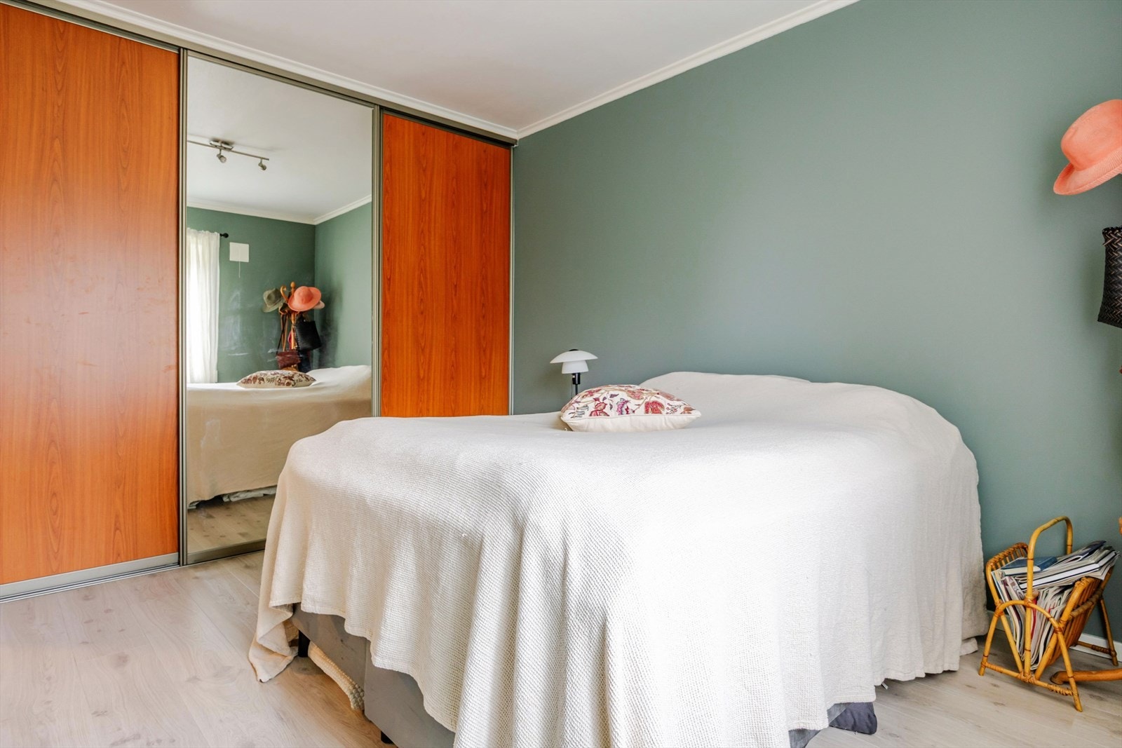 Soverom med gode oppbevaringsmuligheter Galleribilde