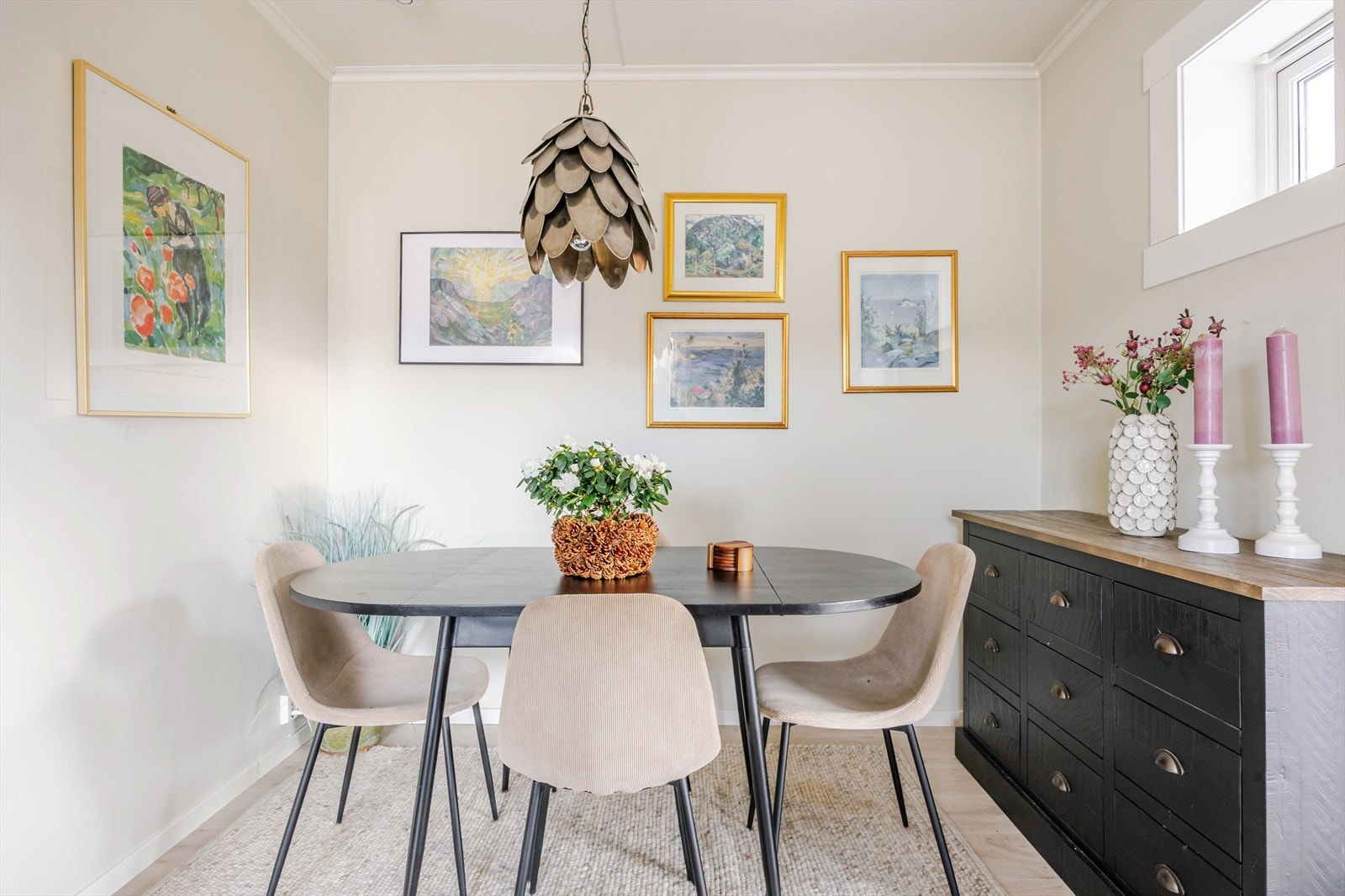 Spisestue med plass til både spisebord og oppbevaring Galleribilde