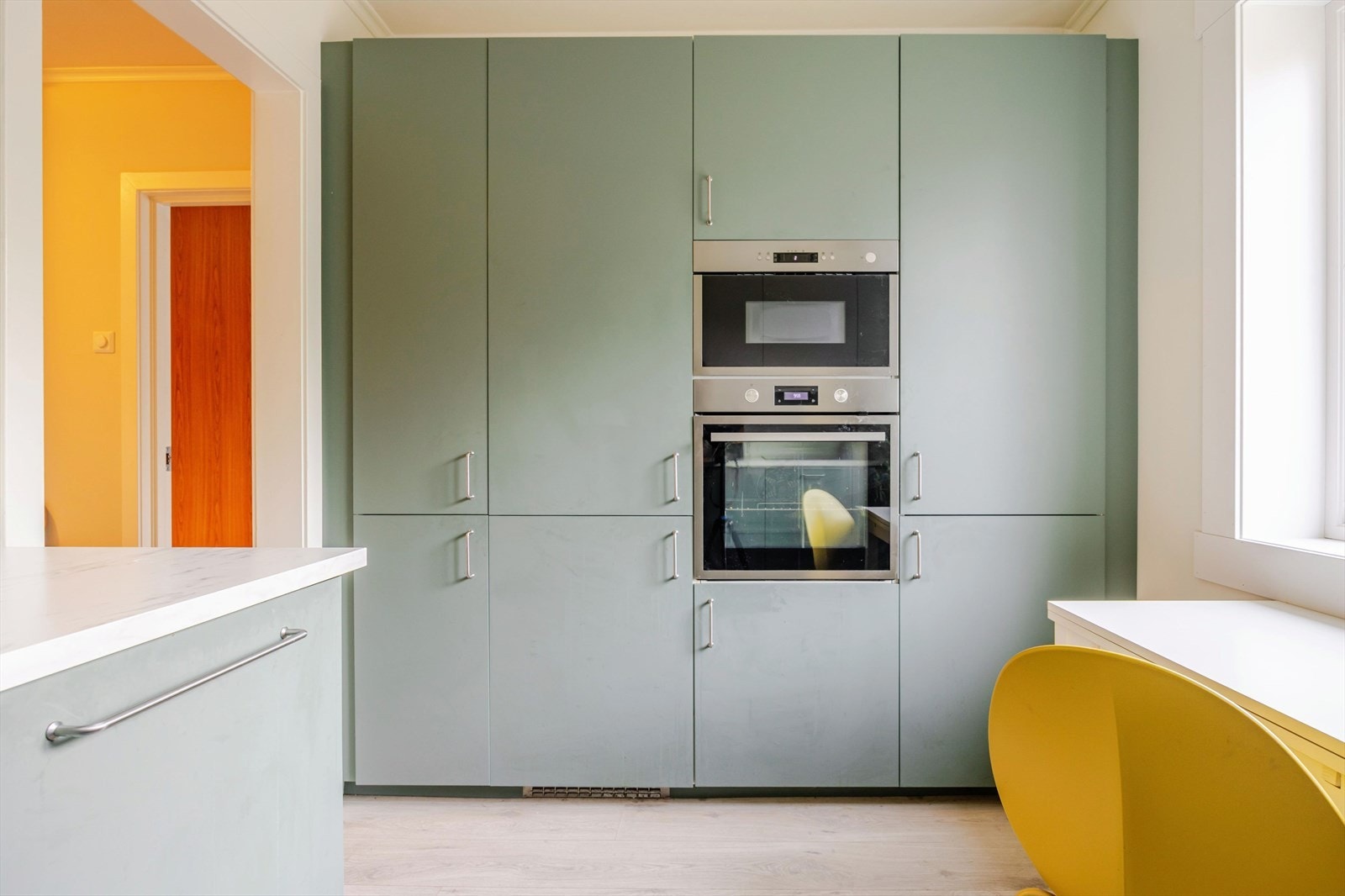 Praktisk kjøkken med høyskap og integrert stekeovn. Galleribilde